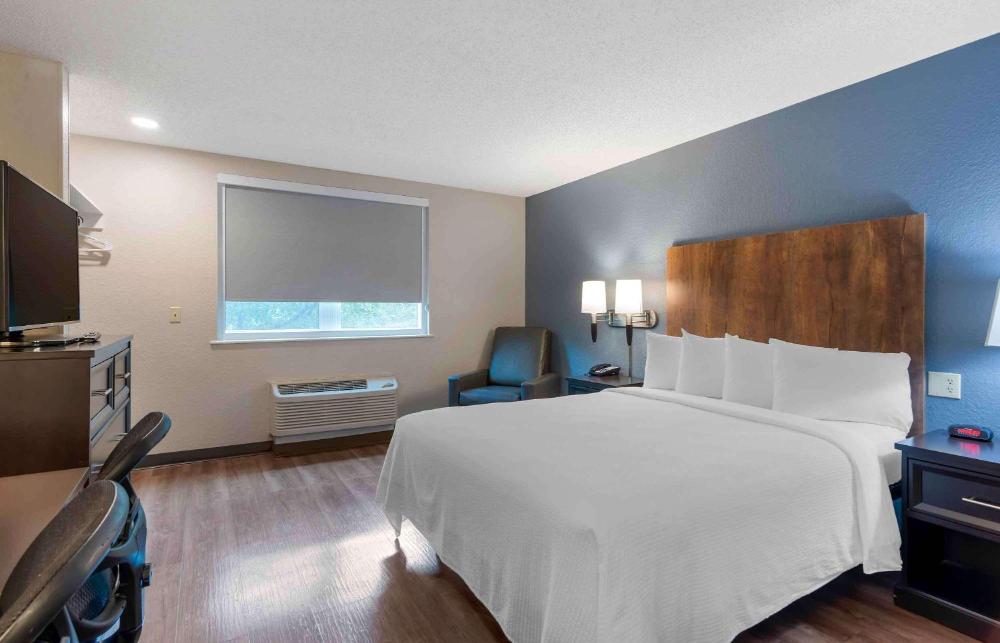 Queen studio with 1 Queen Bed - Disability Access/Non-Smoking interior